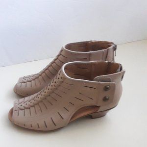 Earth VICKI WIDE Bootie Sandals Women SZ.9W.